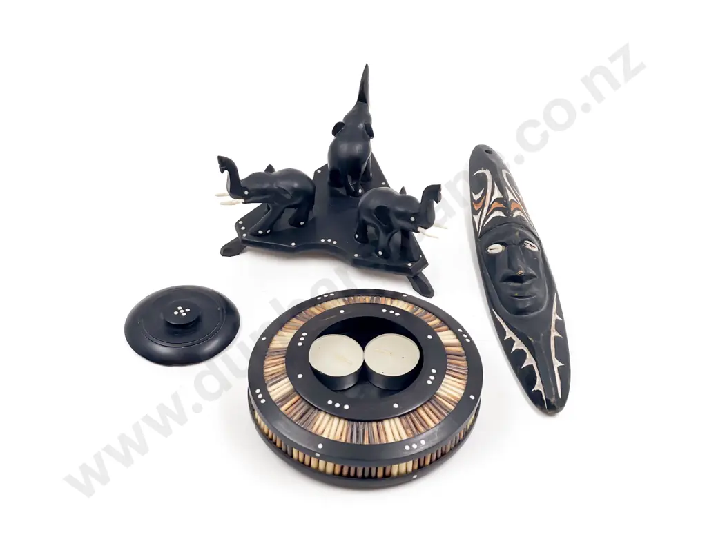 Qty of Assorted Tourist Ware Ornaments Image 1++