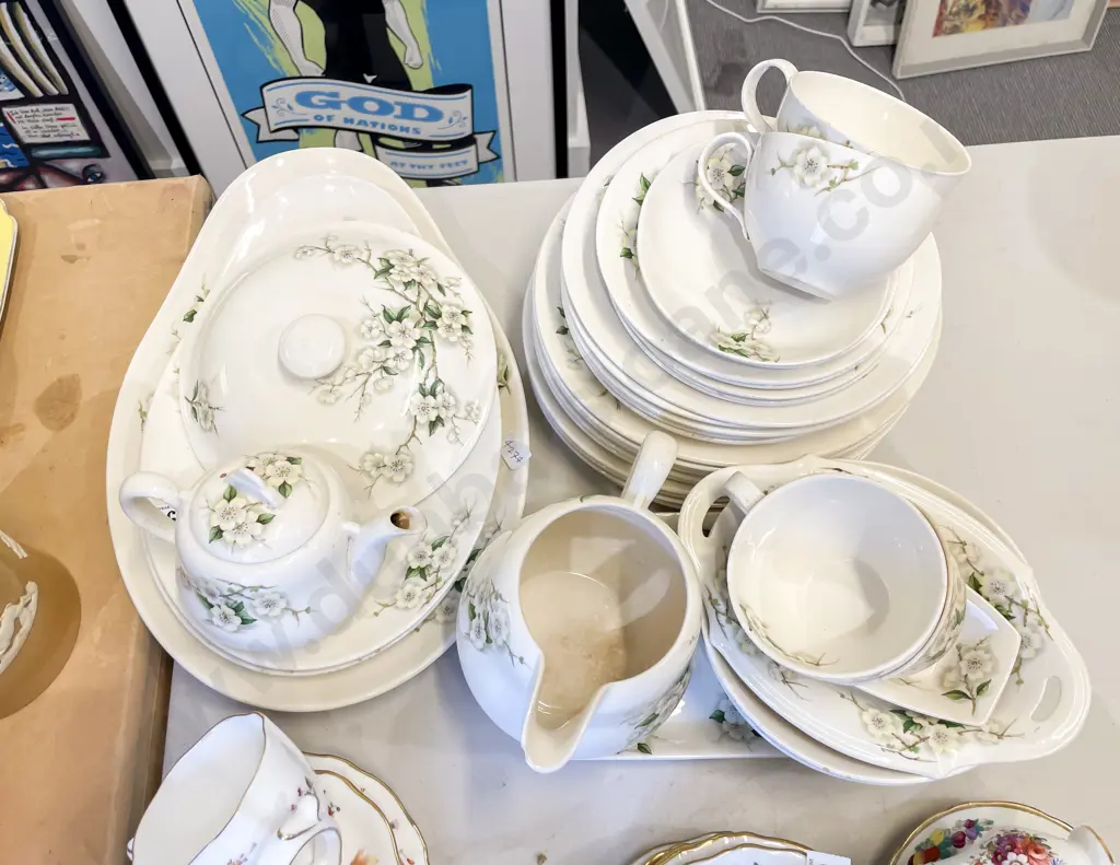 Clarice Cliff "Geramics" Pattern Dinnerware together with Similar Pattern Extras Image 1++
