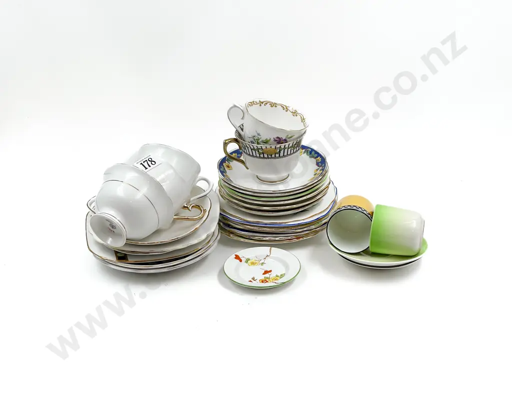 Qty of Mixed Royal Albert China and Assorted Image 1++