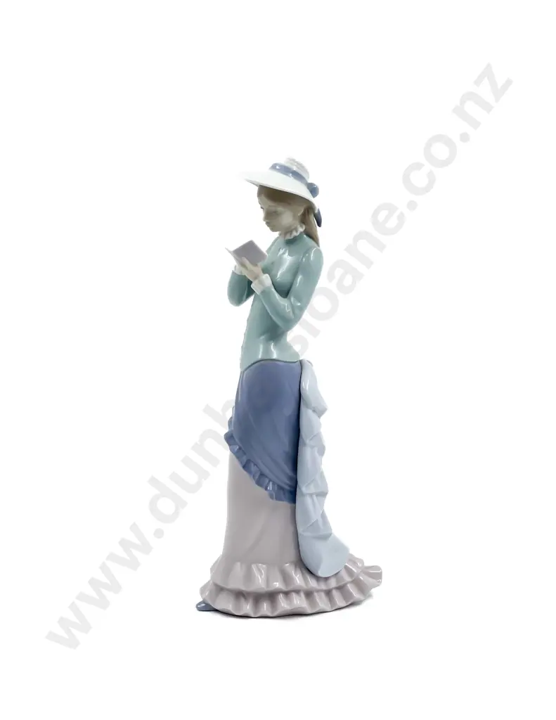 Lladro Figure of Lady Reading Image 1++