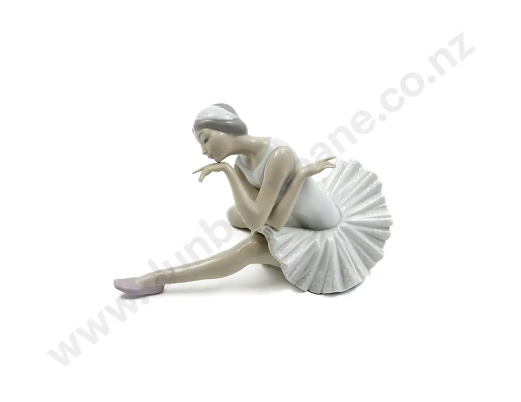 Lladro Figure of Ballet Dancer Image 1++