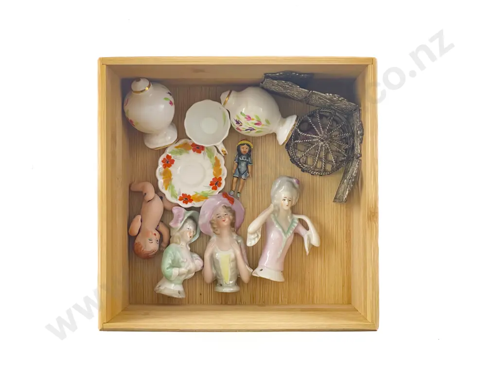 Small Box of Assorted Vintage Image 1++