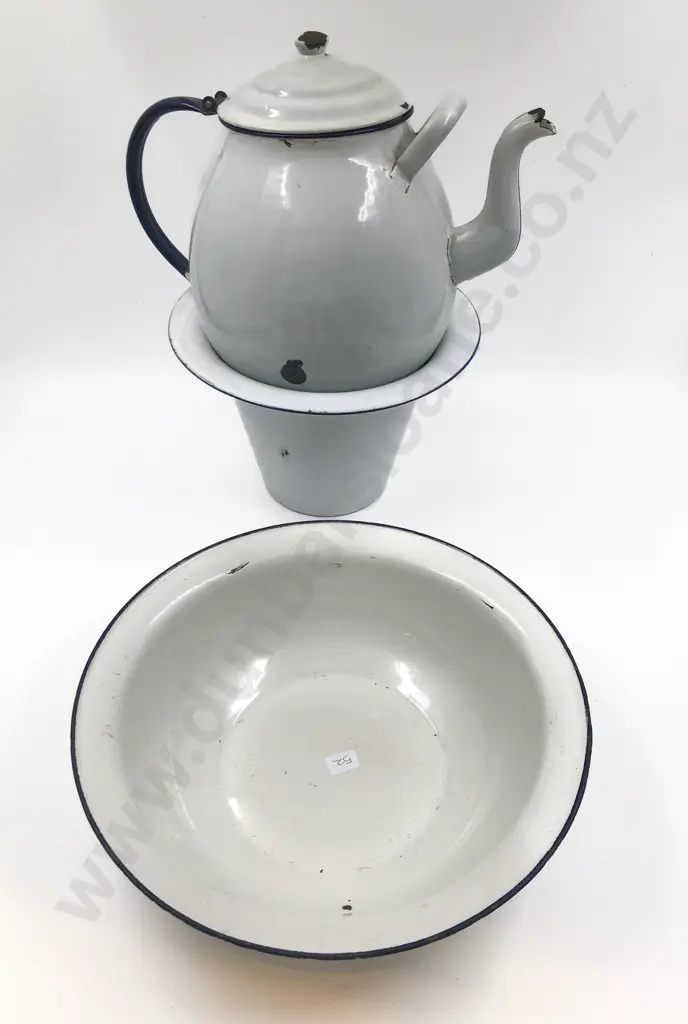 Three Pieces of Vintage Enamel Ware Image 1++
