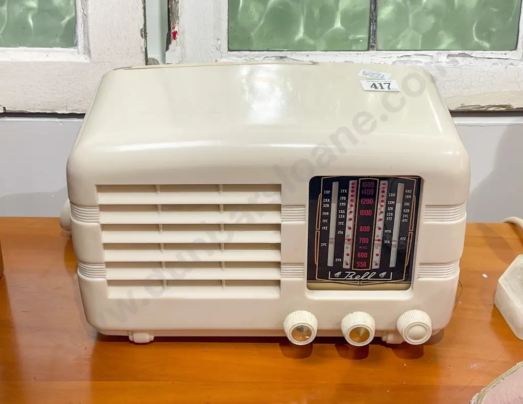 Vintage "Bell" Bakelite Radio Image 1++