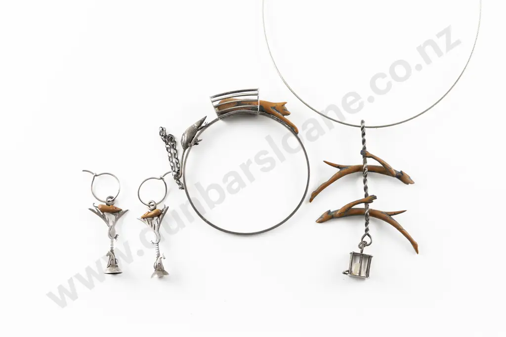 NZ Unidentified Jewellery Suite Image 1++