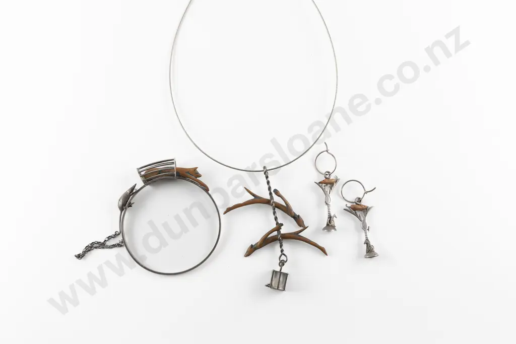 NZ Unidentified Jewellery Suite Image 1++