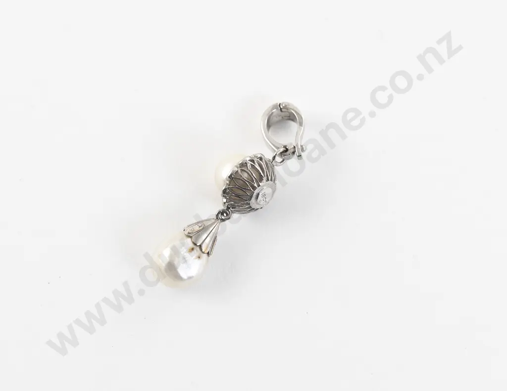 18ct White Gold 20Stone Diamond and Pearl Cluster Pendant Image 1++