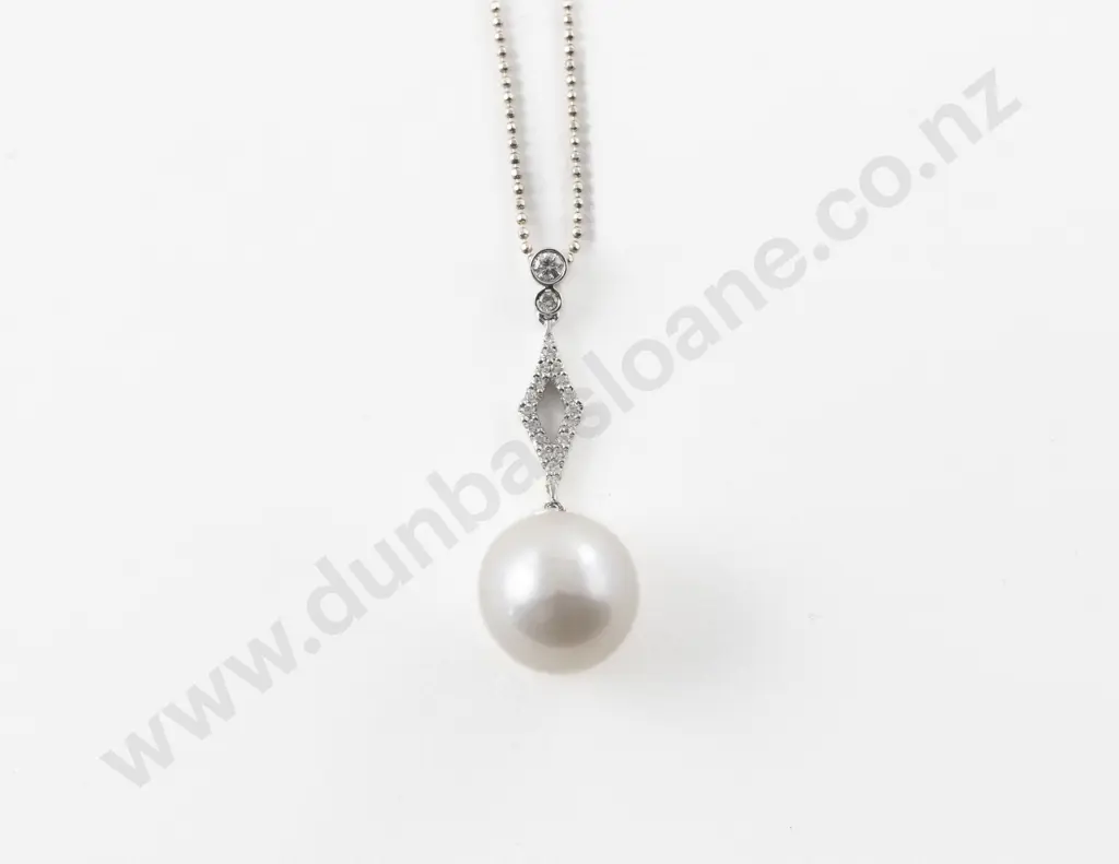 18ct White Gold 24Stone Diamond and Single South Seas Cultured Pearl Pendant Image 1++