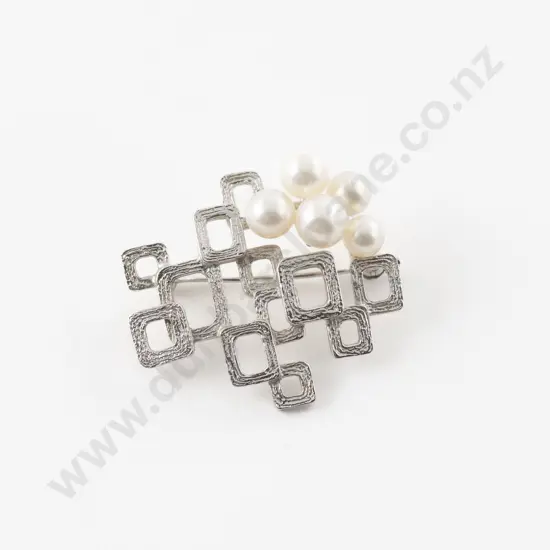 Modern Design S/S Cultured Pearl Brooch