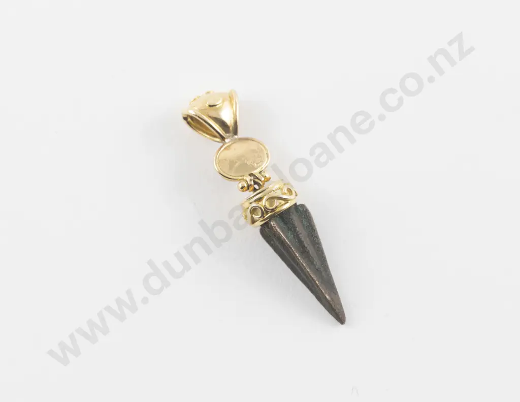 18ct Single Diamond and Onyx Roman Arrowhead Pendant Image 1++