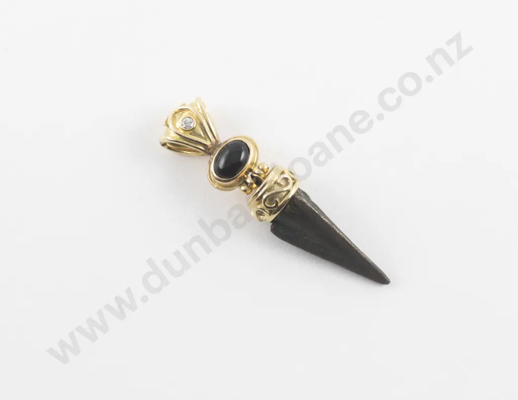 18ct Single Diamond and Onyx Roman Arrowhead Pendant Image 1++