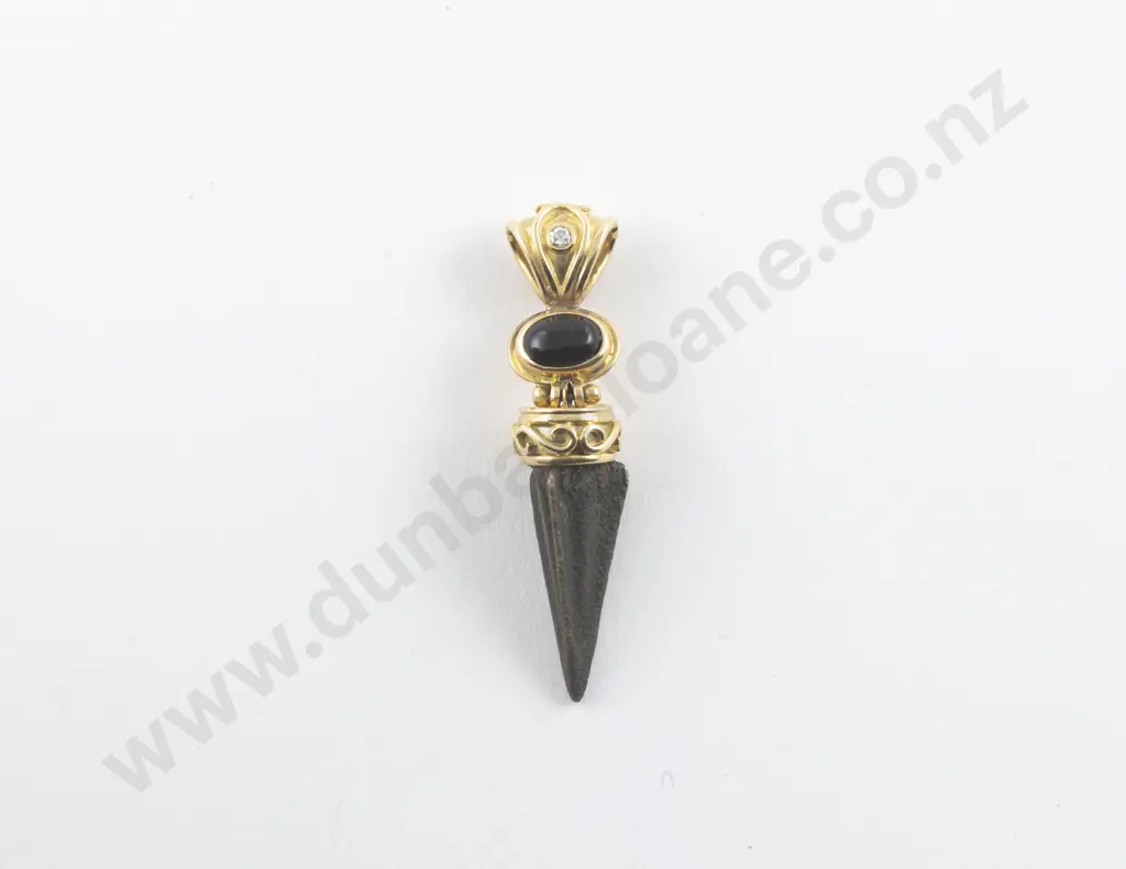 18ct Single Diamond and Onyx Roman Arrowhead Pendant Image 1++