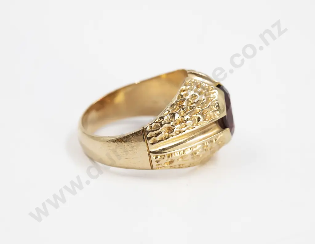 Heavy 18ct Single Garnet Gents Dress Ring Image 1++