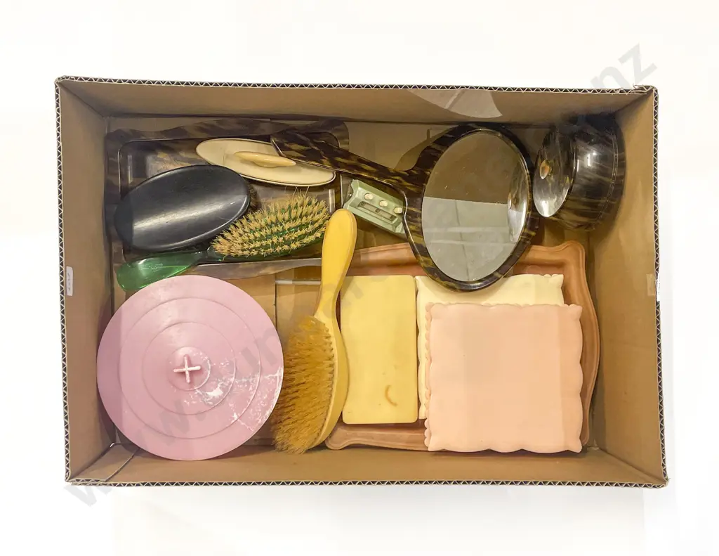 Box Quantity of Assorted Vanity Items Image 1++