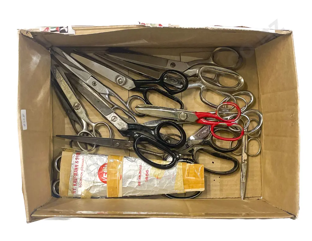 Box of Assorted Vintage Scissors Image 1++