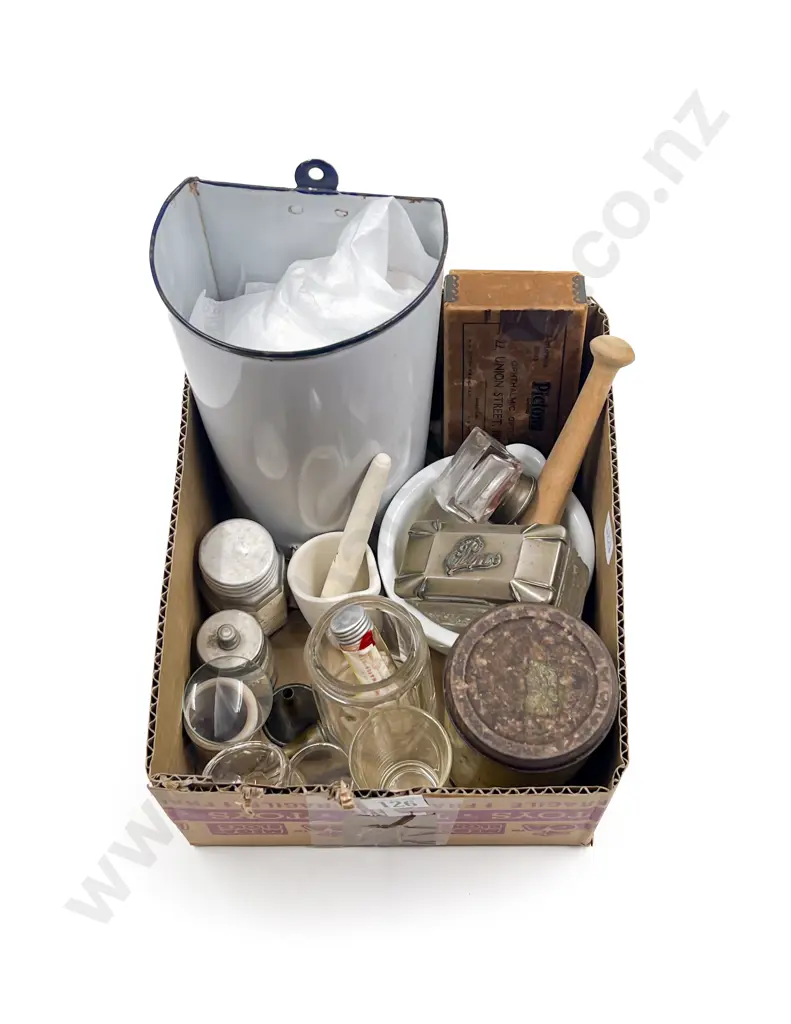 Quantity of Assorted Vintage Medical Apparatus etc Image 1++