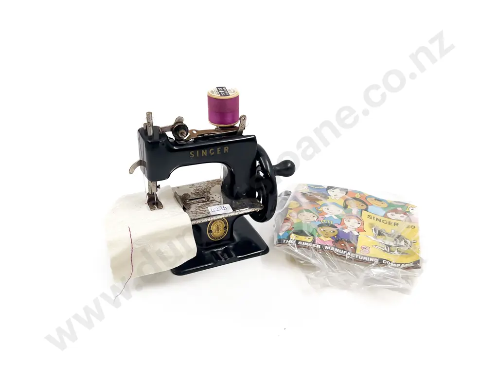 Vintage Singer 20 Miniature Sewing Machine Image 1++