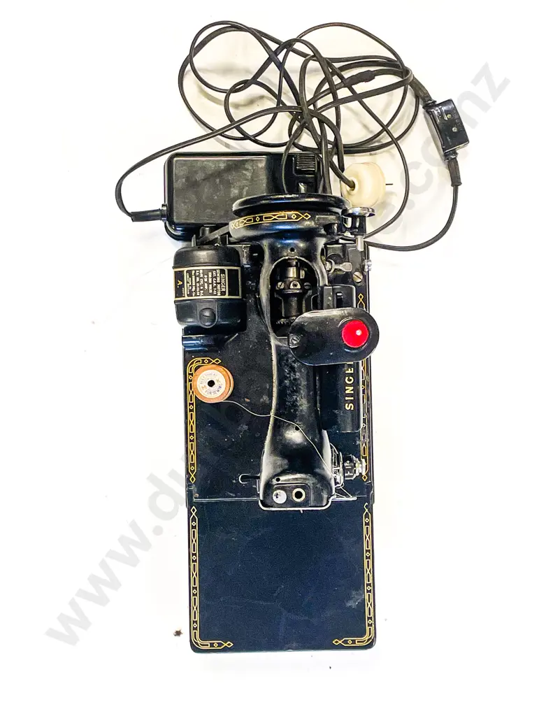 Vintage Featherweight Singer Sewing Machine with Case Image 1++