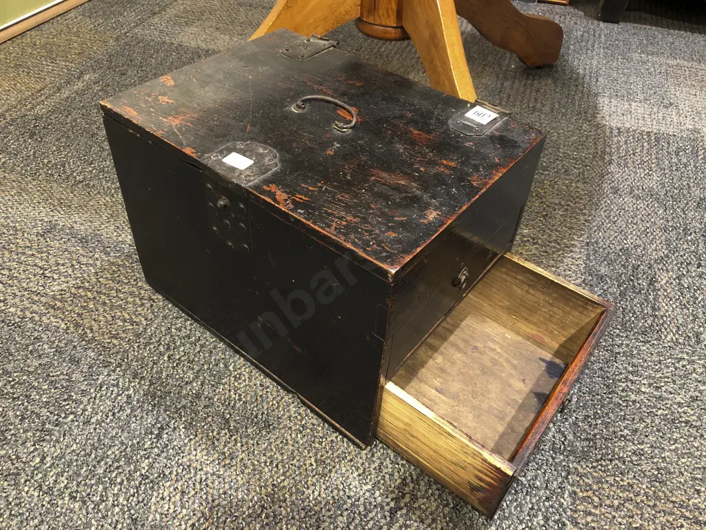 Small Japanese Lacquered Chest Image 1++