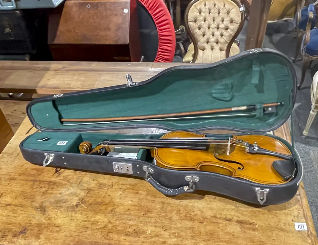 Violin With Bow and Case Image 1++