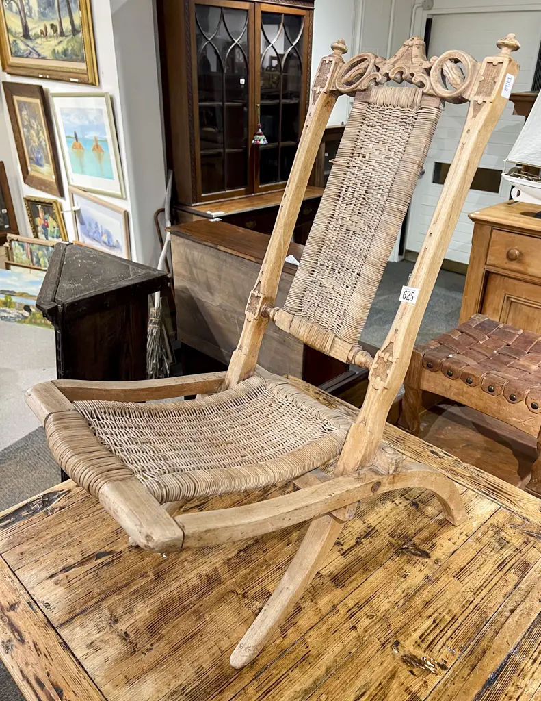 Small Colonial Folding Chair Image 1++
