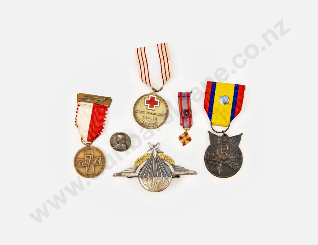 Foreign Jump Wings Badge with Three Various Medals Image 1++