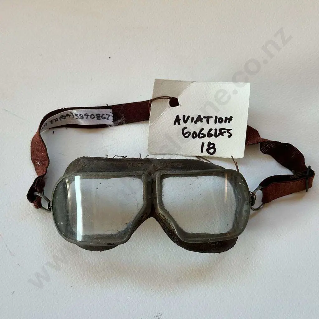 Early WWII Leather Pilot Helmet and goggles Image 1++