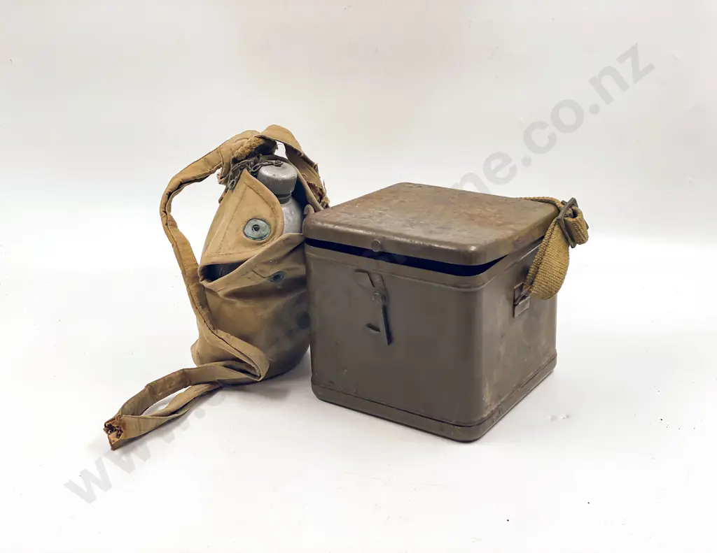 US Aluminium Water Bottle with Valves Tin and Webbing Sling Image 1++