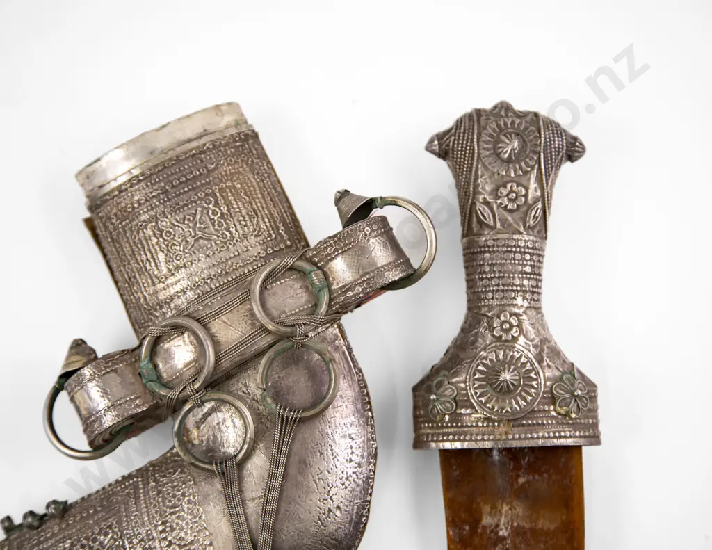 Middle Eastern Omani Silver Mounted Khanjar Dagger and Scabbard Image 1++