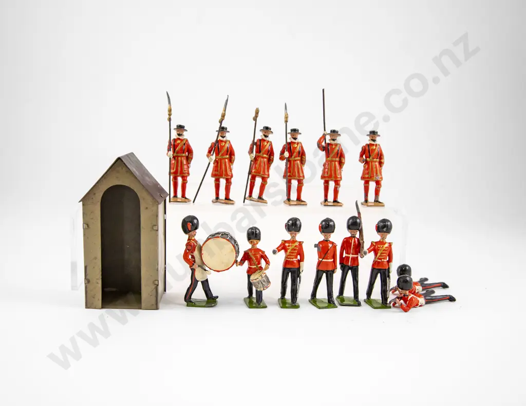 Unboxed Early Britains Beefeaters and Scots Guard Soldiers (14) and Sentry Box (some faults) Image 1++