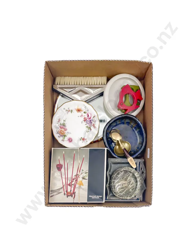 Small Box with Hand Mirror Image 1++