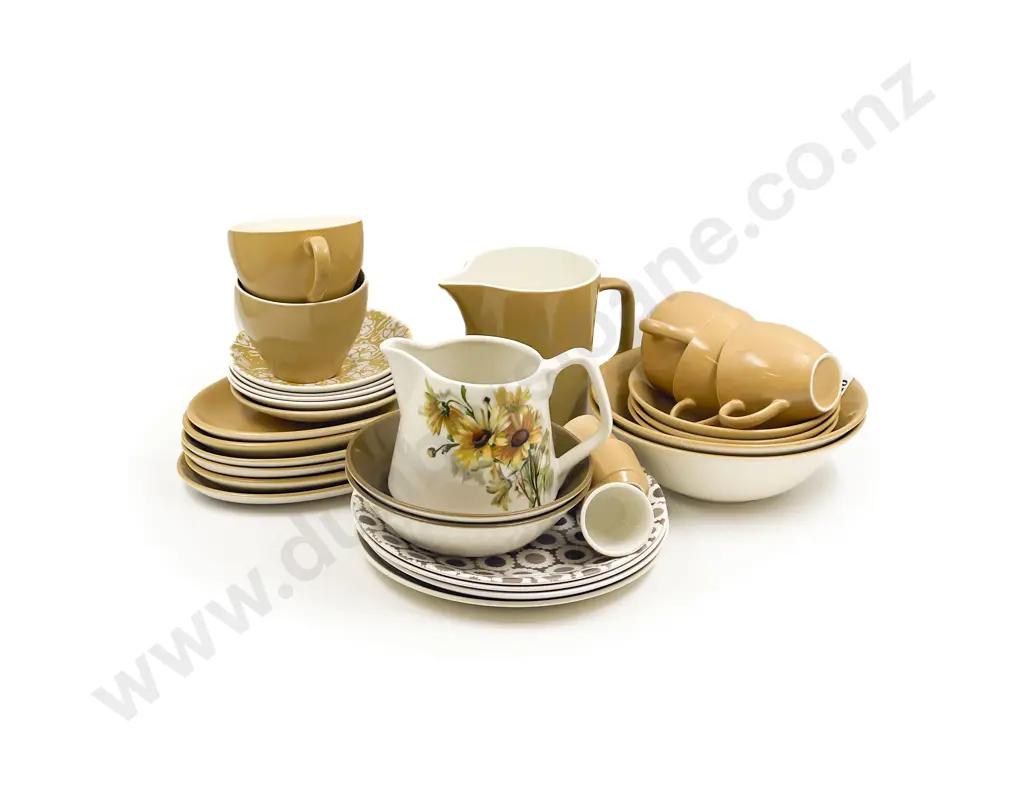 Small Group of Assorted Crown Lynn Crockery Image 1++
