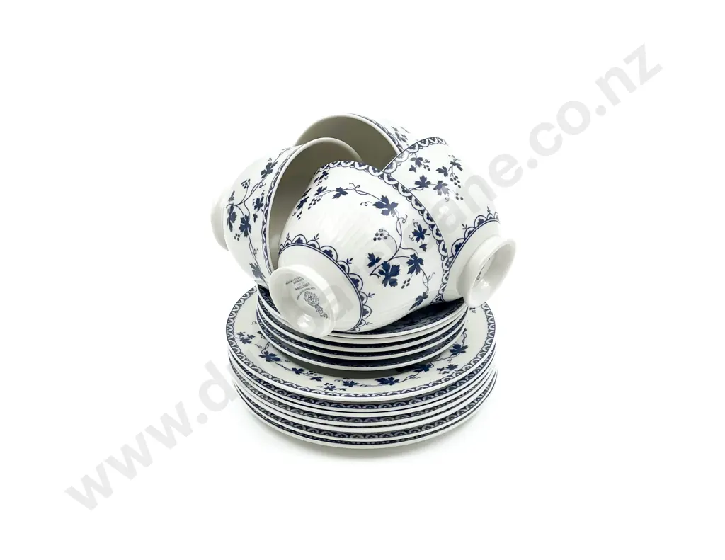 Royal Doulton Yorktown Pattern Blue and White Dinner Set Image 1++