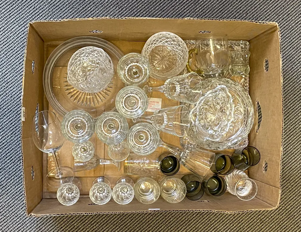 Box of Mixed Glassware Image 1++