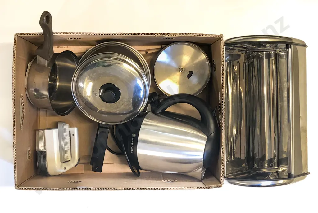 Box with Pots Image 1++