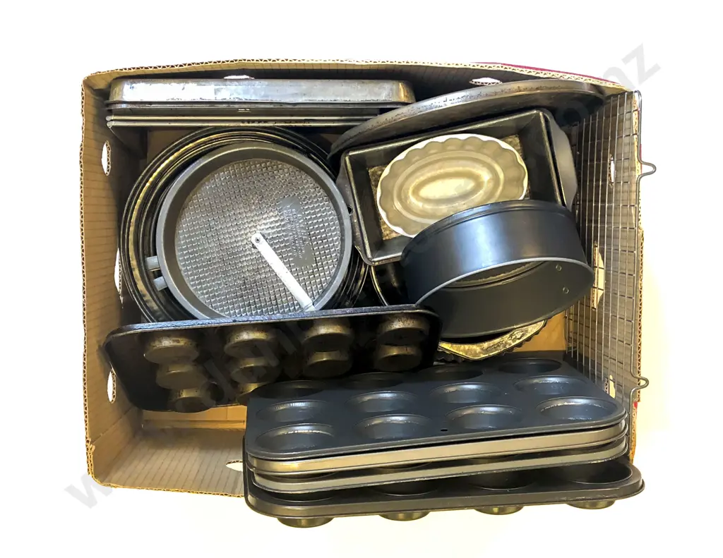 Box of Mixed Bakeware Image 1++
