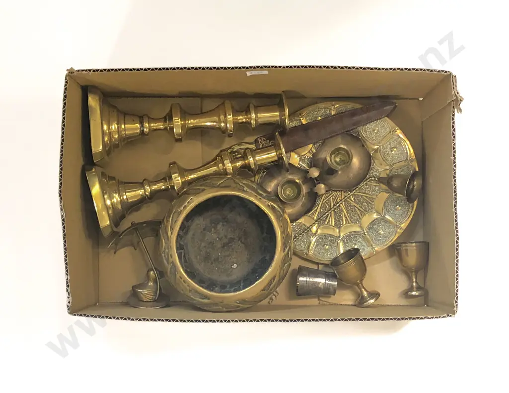 Box of Mixed Brassware Image 1++