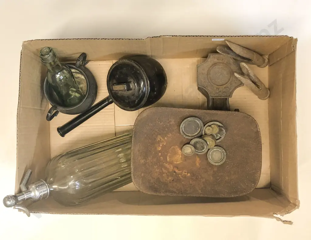Box with Kitchen Scales Image 1++
