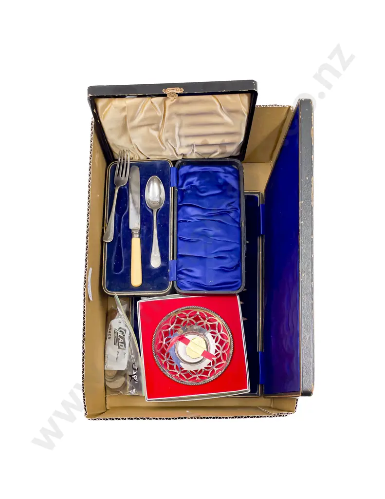 Boxed Set of Floral Handled Tea Knives Image 1++