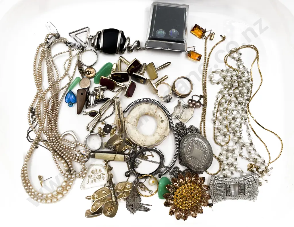 Collection of Assorted Costume Jewellery Image 1++