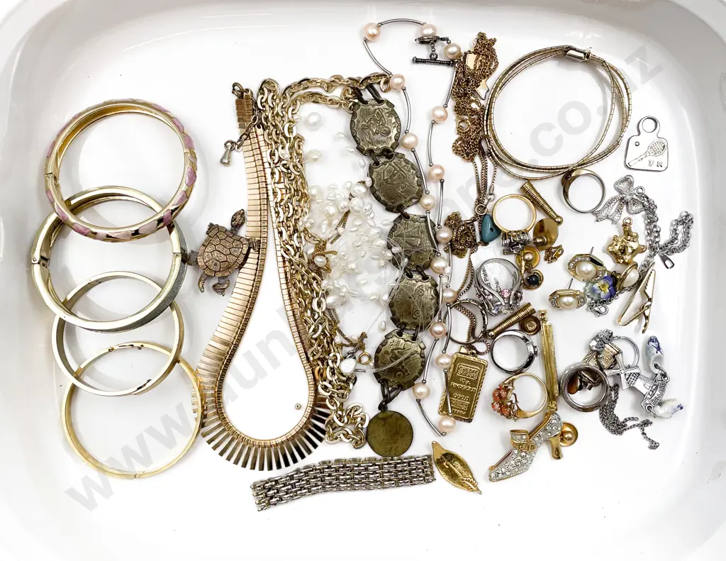 Collection of Assorted Costume Jewellery Image 1++