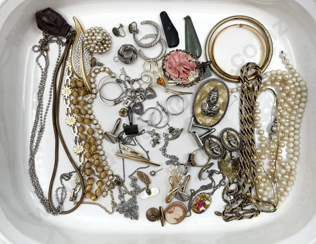 Collection of Assorted Costume Jewellery Image 1++