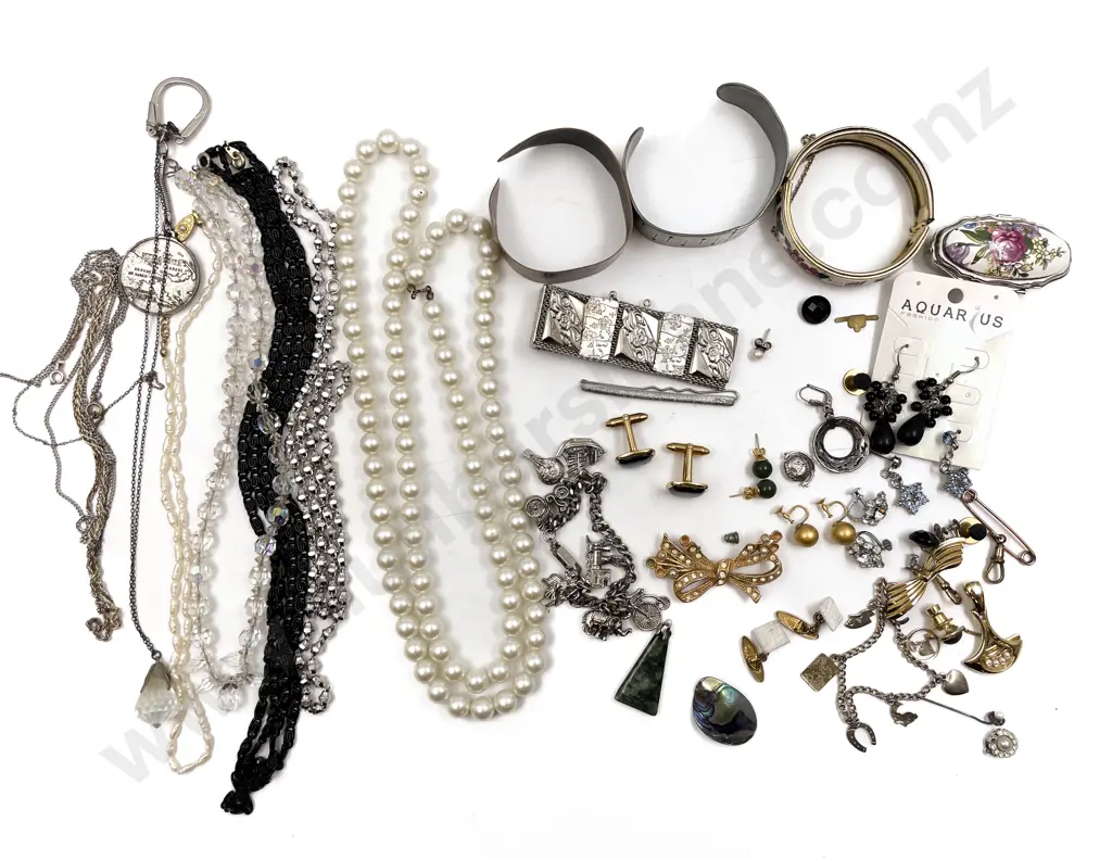 Collection of Assorted Costume Jewellery Image 1++
