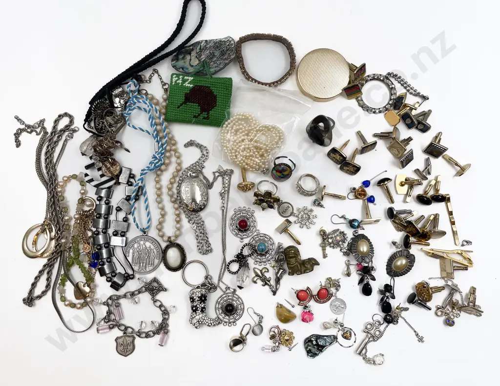 Collection of Assorted Costume Jewellery Image 1++