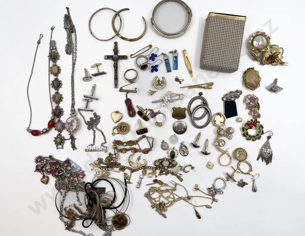 Collection of Assorted Costume Jewellery Image 1++