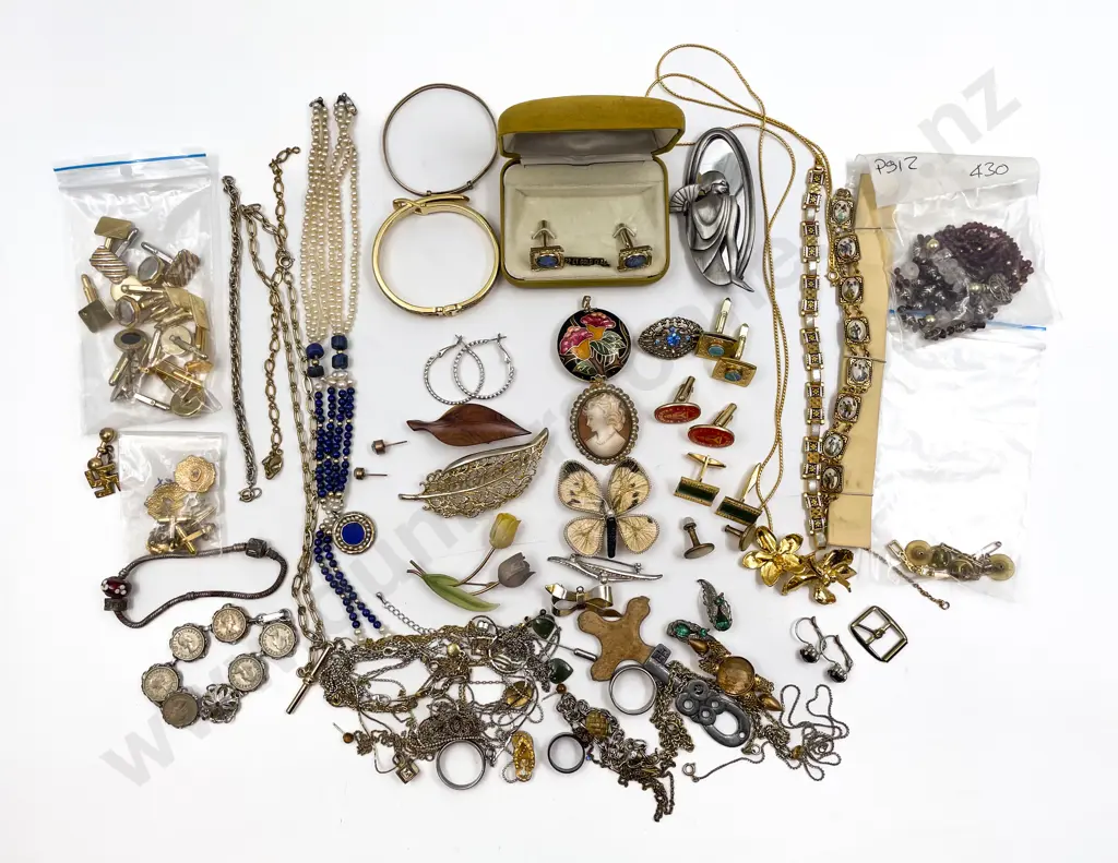 Collection of Assorted Costume Jewellery Image 1++