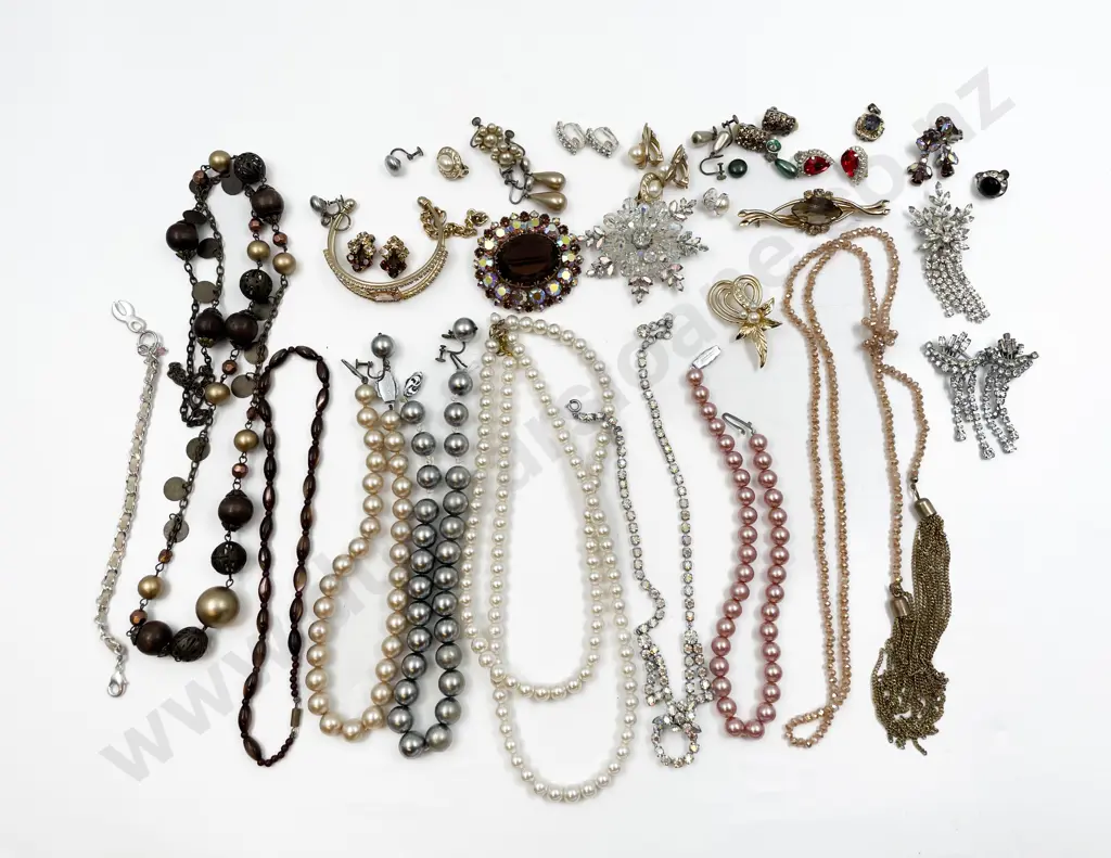 Collection of Assorted Costume Jewellery Image 1++