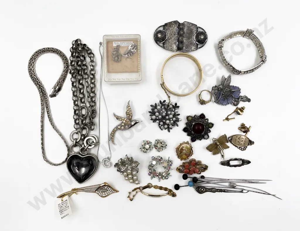 Collection of Assorted Costume Jewellery Image 1++