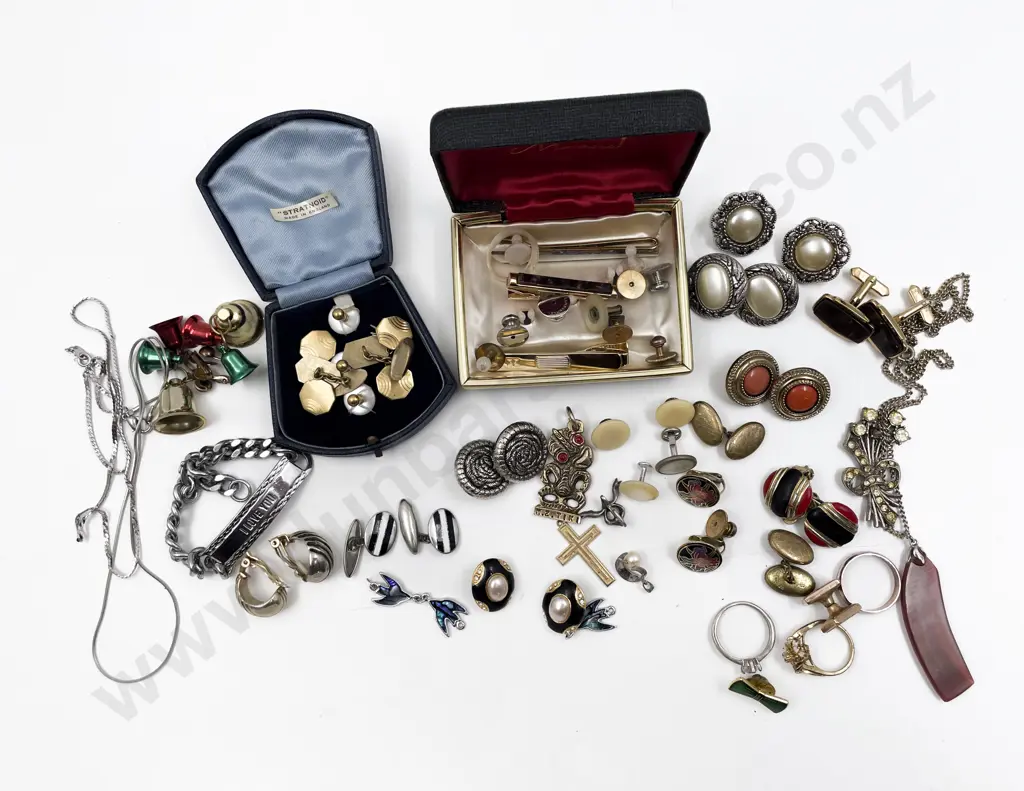 Collection of Assorted Costume Jewellery Image 1++