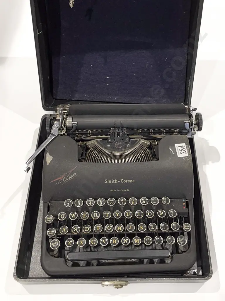 Cased Vintage Smith-Corona Typewriter Image 1++